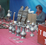 831120 Afbeelding van enkele tinnen voorwerpen op de oude ambachtenmarkt tijdens de jaarmarkt in Cothen die werd ...